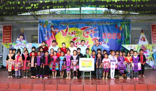 Đồng chí Lê Văn Lương - Phó Bí thư Tỉnh uỷ, Chủ tịch UBND tỉnh tặng quà trung thu cho thiếu niên, nhi đồng xã Khun Há