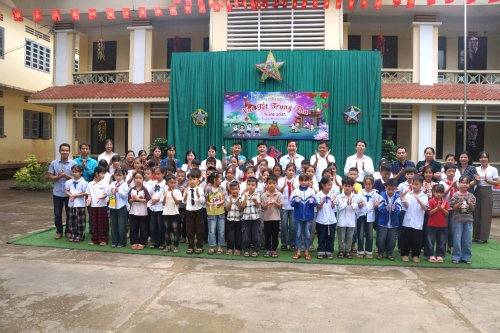 Đồng chí Lê Đức Dục - Ủy viên Ban Thường vụ Tỉnh uỷ, Trưởng Ban Tuyên giáo và Dân vận Tỉnh uỷ, đại diện lãnh đạo xã chụp ảnh cùng thầy và trò Trường Tiểu học Pắc Ta