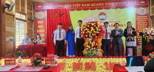 Đồng chí Sùng A Hồ - Phó Bí thư Thường trực Tỉnh uỷ, Chủ tịch Ủy ban Mặt trận Tổ quốc Việt Nam tỉnh tặng hoa chúc mừng Đại hội