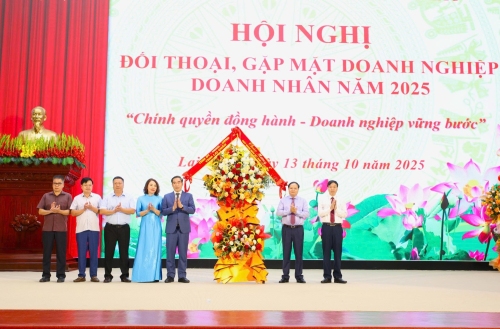 Các đồng chí lãnh đạo tỉnh tặng lẵng hoa chúc mừng nhân Ngày Doanh nhân Việt Nam 13/10