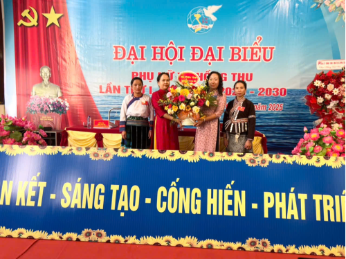 Đồng chí Ngô Thị Bích Hạnh - Tỉnh ủy viên, Chủ tịch Hội LHPN tỉnh tặng hoa chúc mừng Đại hội