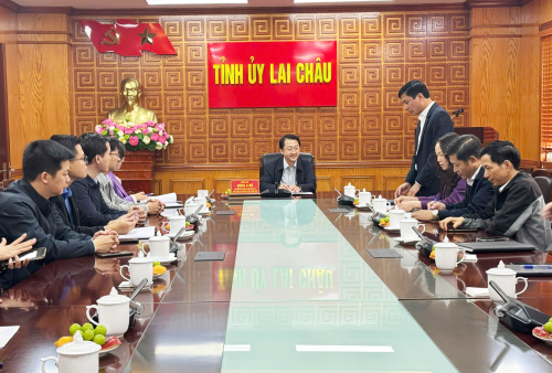 Đồng chí Sùng A Hồ - Phó Bí thư Thường trực Tỉnh ủy, Chủ tịch Ủy ban Mặt trận Tổ quốc Việt Nam tỉnh làm việc với Văn phòng Tỉnh ủy