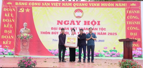 Đồng chí Lê Đức Dục - Ủy viên Ban Thường vụ Tỉnh ủy, Trưởng Ban Tuyên giáo và Dân vận Tỉnh ủy tặng quà cho Nhân dân thôn Bút Dưới