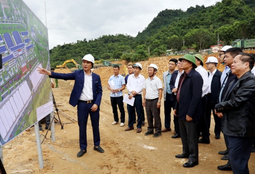 Lãnh đạo đơn vị chủ đầu tư thuyết minh phối cảnh dự án cho đồng chí Bí thư Tỉnh uỷ Lê Minh Ngân cùng Đoàn công tác nắm thông tin, tình hình, tiến độ