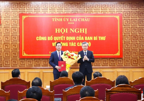 Đồng chí Nguyễn Quang Dương - Ủy viên Trung ương Đảng, Phó Trưởng Ban Tổ chức Trung ương  trao Quyết định cho đồng chí Hà Quang Trung