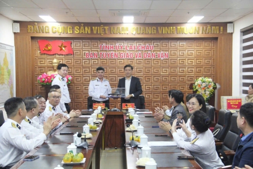 Chuẩn đô đốc Hoàng Lương Ngọc - Bí thư Đảng ủy Bộ Tham mưu, Phó tham mưu trưởng Quân chủng Hải quân tặng quà lưu niệm đồng chí Trưởng Ban Tuyên giáo và Dân vận Tỉnh uỷ