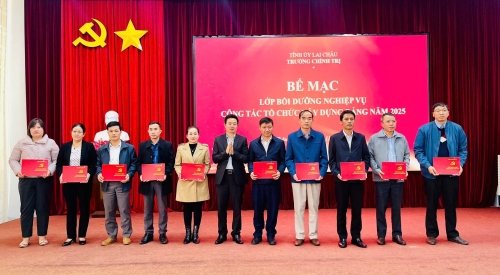 Đồng chí Mạc Quang Mạnh - Phó Trưởng Ban Tổ chức Tỉnh ủy trao Giấy chứng nhận cho các học viên