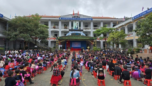 Bộ Tham mưu Quân chủng Hải quân tặng quà cho học sinh Trường Phổ thông dân tộc bán trú Tiểu học Khun Há