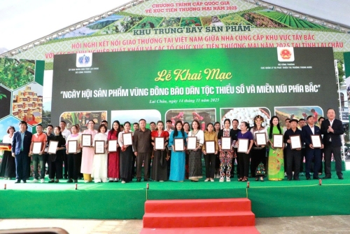 Các đồng chí lãnh đạo trao Giấy chứng nhận doanh nghiệp, hợp tác xã, hộ kinh doanh sản phẩm vùng đồng bào dân tộc thiểu số và miền núi tiêu biểu năm 2025