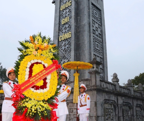 Lẵng hoa của Tổng Bí thư Tô Lâm dâng lên anh linh các Anh hùng liệt sĩ tại Nghĩa trang Liệt sĩ tỉnh Lai Châu