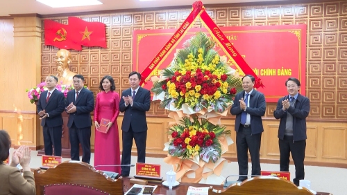 Các đồng chí: Lê Minh Ngân - Bí thư Tỉnh ủy; Sùng A Hồ - Phó Bí thư Thường trực Tỉnh ủy, Chủ tịch Ủy ban MTTQ Việt Nam tỉnh tặng hoa chúc mừng Ban Nội chính Tỉnh ủy