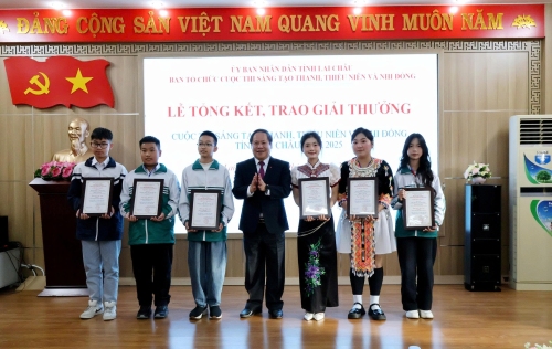 Đồng chí Tống Thanh Hải - Ủy viên Ban Thường vụ Tỉnh ủy, Phó Chủ tịch Thường trực UBND tỉnh trao giải đặc biệt cho các tác giả, nhóm tác giả đoạt giải
