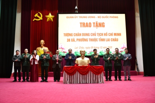 Các đại biểu chúc mừng các xã, phường được trao tặng tượng chân dung Chủ tịch Hồ Chí Minh