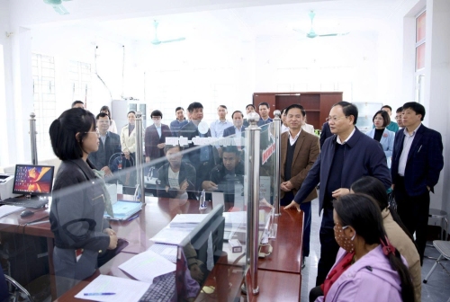 Đồng chí Lê Minh Ngân, Bí thư Tỉnh ủy kiểm tra tình hình hoạt động tại Trung tâm Phục vụ hành chính công xã Tả Lèng