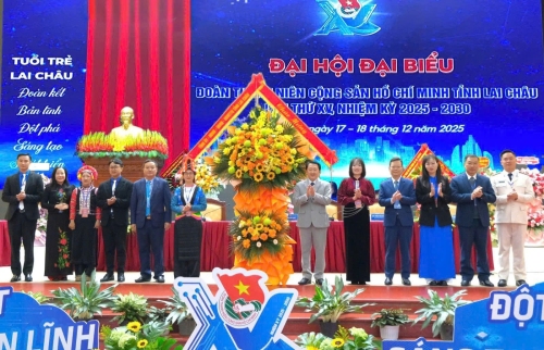 Các đồng chí lãnh đạo tỉnh tặng lẵng hoa chúc mừng Đại hội