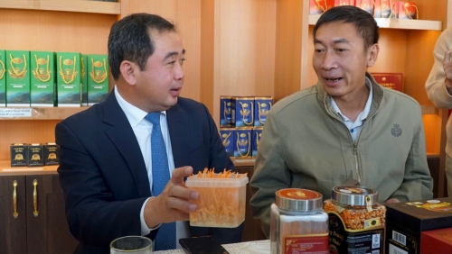 Anh Đào Huy Cương - Chủ Cơ sở Đông trùng hạ thảo Huy Cương giới thiệu với đồng chí Bộ trưởng Bộ Nông nghiệp và Môi trường Trần Đức Thắng sản phẩm do cơ sở sản xuất, chế biến