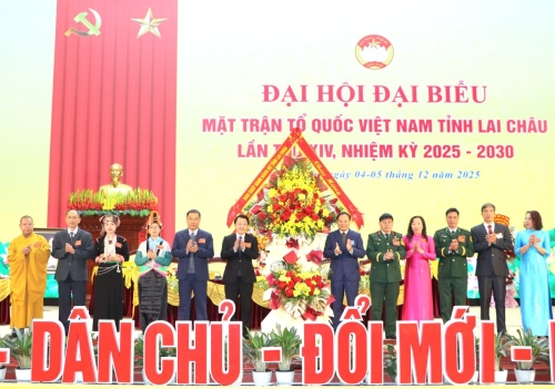 Đồng chí Lê Minh Ngân - Bí thư Tỉnh ủy thay mặt Tỉnh uỷ tặng lẵng hoa chúc mừng Đại hội