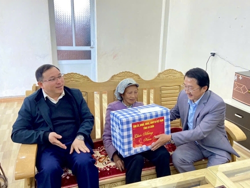 Phó Bí thư Thường trực Tỉnh ủy thăm, tặng quà tết tại xã Tả Lèng
