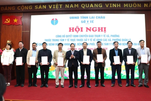 Đồng chí Tống Thanh Hải - Ủy viên Ban Thường vụ Tỉnh uỷ, Phó Chủ tịch Thường trực UBND tỉnh trao Quyết định cho các đơn vị thuộc Sở Y tế