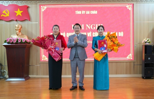 Đồng chí Sùng A Hồ - Phó Bí thư Thường trực Tỉnh ủy, Chủ tịch Ủy ban MTTQ Việt Nam tỉnh trao Quyết định cho đồng chí Mùa Thị Lan và đồng chí Lò Thị Hằng