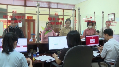 Nhân  dân đến làm thủ tục hành chính tại Trung tâm Hành chính công Phường Tân Phong