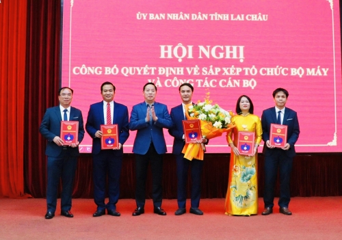 Công bố các quyết định về sắp xếp tổ chức bộ máy và công tác cán bộ