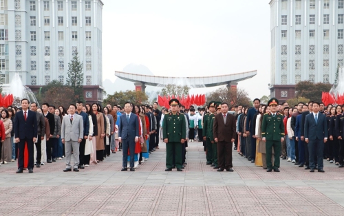 Các đồng chí lãnh tỉnh cùng cán bộ, đảng viên, chiến sĩ lực lượng vũ trang, học sinh và Nhân dân các dân tộc trên địa bàn 2 phường tham dự Lễ Chào cờ