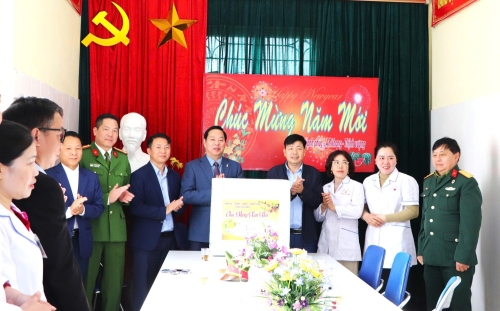 Chủ tịch UBND tỉnh Hà Quang Trung thăm, tặng quà các gia đình thân nhân liệt sĩ và đơn vị trực Tết trên địa bàn xã Bình Lư