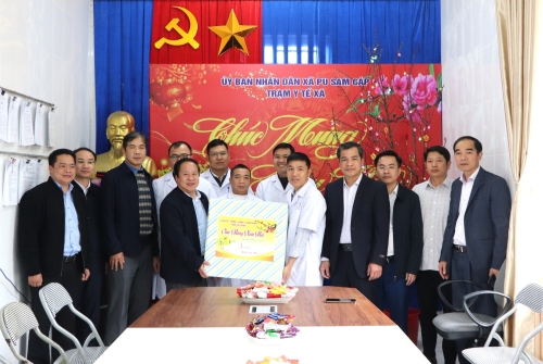 Đồng chí Phó Chủ tịch Thường trực UBND tỉnh Tống Thanh Hải và Đoàn công tác tặng quà động viên Trạm Y tế xã Pu Sam Cáp