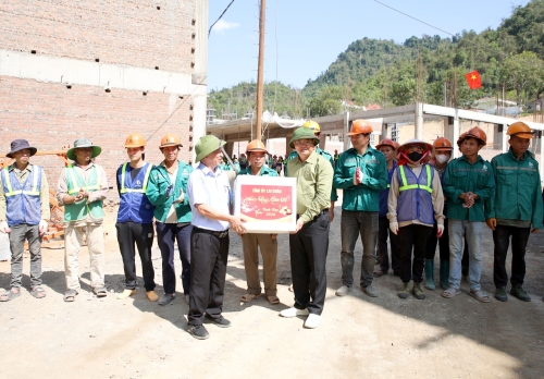 Bí thư Tỉnh uỷ Lê Minh Ngân thăm, tặng quà công nhân nhân dịp xuân Bính Ngọ 2026