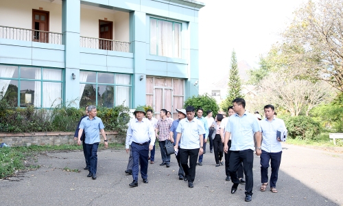 Bí thư Tỉnh uỷ Lê Minh Ngân cùng Đoàn kiểm tra đến kiểm tra hiện trạng Nhà khách Hương Phong (phường Tân Phong)