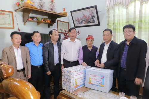 Phó Chủ tịch Thường trực Ủy ban MTTQ Việt Nam tỉnh Tống Thanh Bình thăm, tặng quà Tết tại các xã: Phong Thổ, Khổng Lào