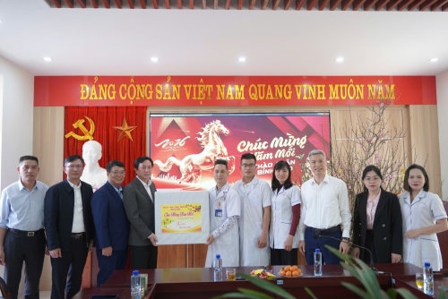 Đồng chí  Trưởng Ban Nội chính Tỉnh ủy Lò Văn Cương thăm, tặng quà Tết tại xã Nậm Hàng