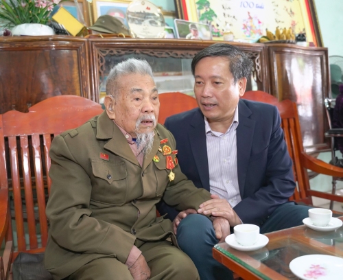 Đồng chí Lê Đức Dục - Ủy viên Ban Thường vụ Tỉnh ủy, Trưởng Ban Tuyên giáo và Dân vận Tỉnh ủy ân cần thăm hỏi, chúc sức khỏe đảng viên Vũ Văn Tri (thôn 21, xã Tân Uyên) - đảng viên 70 năm tuổi Đảng (