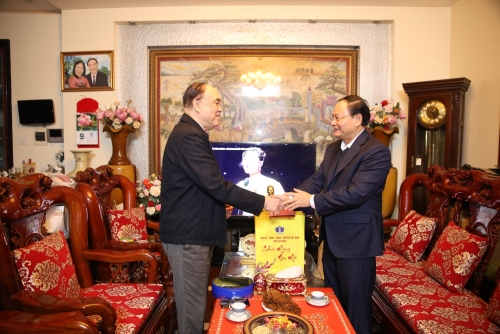 Bí thư Tỉnh uỷ Lê Minh Ngân tặng quà, gửi lời chúc Tết đồng chí Trịnh Long Biên - Nguyên Uỷ viên Ban Chấp hành Trung ương đảng, nguyên Bí thư Tỉnh uỷ Lai Châu (cũ)