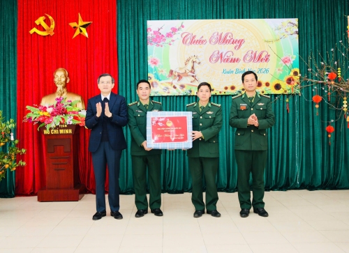 Đồng chí Đoàn Minh Huấn - Ủy viên Bộ Chính trị, Giám đốc Học viện Chính trị Quốc gia Hồ Chí Minh thăm và tặng quà Tết tại Lai Châu