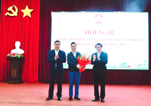Các đồng chí: Sùng A Hồ - Phó Bí thư Thường trực Tỉnh uỷ; Tống Thanh Bình - Ủy viên Ban Thường vụ Tỉnh uỷ, Phó Chủ tịch Thường trực Ủy ban MTTQ Việt Nam tỉnh tặng hoa chúc mừng đồng chí Nguyễn Ngọc Vinh