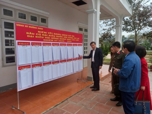 Đồng chí Trưởng Ban Tuyên giáo và Dân vận Tỉnh uỷ Lê Đức Dục kiểm tra công tác bầu cử tại xã Mường Khoa