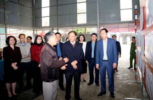 Các đồng chí: Lê Minh Ngân - Ủy viên Ban Chấp hành Trung ương Đảng, Bí thư Tỉnh uỷ; Hà Quang Trung - Phó Bí thư Tỉnh uỷ, Chủ tịch UBND tỉnh, Chủ tịch Ủy ban bầu cử tỉnh trò chuyện, nắm tình hình công tác chuẩn bị cho cuộc bầu cử tại Tổ dân phố Quyết Tiến