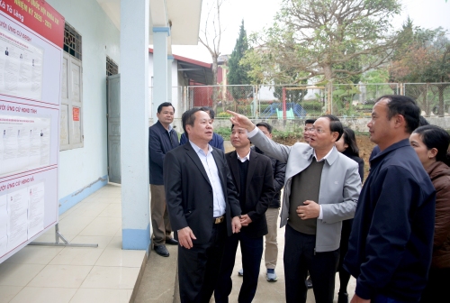 Đồng chí Lê Minh Ngân - Ủy viên Ban Chấp hành Trung ương Đảng, Bí thư Tỉnh uỷ kiểm tra công tác chuẩn bị bầu cử tại xã Tả Lèng