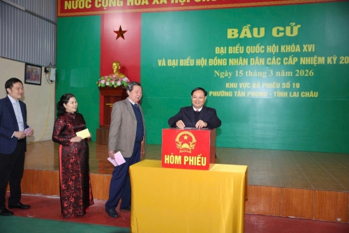 Đồng chí Lê Minh Ngân - Bí thư Tỉnh ủy bỏ lá phiếu đầu tiên bầu đại biểu Quốc hội khóa XVI và đại biểu HĐND các cấp nhiệm kỳ 2026 - 2031