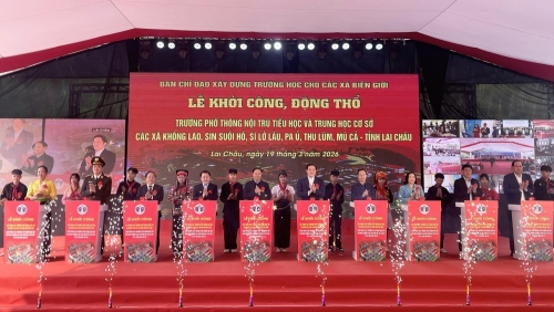 Các đồng chí lãnh đạo và đại biểu thực hiện nghi thức khởi công công trình