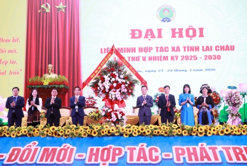 Đồng chí Nguyễn Ngọc Vinh - Phó Bí thư Tỉnh ủy, Chủ tịch Ủy ban MTTQ Việt Nam tỉnh, Chủ nhiệm Ủy ban Kiểm tra Tỉnh ủy tặng lẵng hoa chúc mừng Đại hội