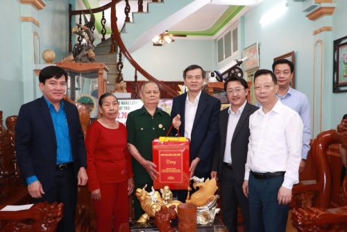 Đồng chí Đoàn Minh Huấn - Ủy viên Bộ Chính trị, Giám đốc Học viện Chính trị quốc gia Hồ Chí Minh và Đoàn công tác trao quà cho gia đình ông Nguyễn Xuân Mai, trú tại Tổ dân phố số 2, phường Tân Phong