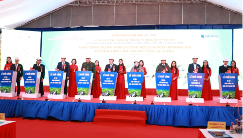 Đại biểu thực hiện nghi thức khởi công Dự án Hầm đường bộ qua đèo Hoàng Liên kết nối tỉnh Lào Cai với tỉnh Lai Châu