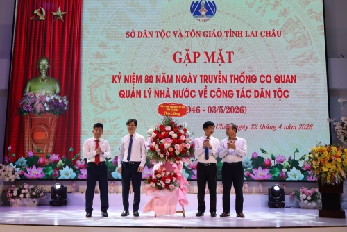 Thay mặt Tỉnh ủy, HĐND, UBND, Ủy ban MTTQ Việt Nam, đồng chí Nguyễn Sỹ Cảnh - Ủy viên Ban Chấp hành Đảng bộ tỉnh, Phó Chủ tịch UBND tỉnh tặng hoa chúc mừng Sở Dân tộc và Tôn giáo