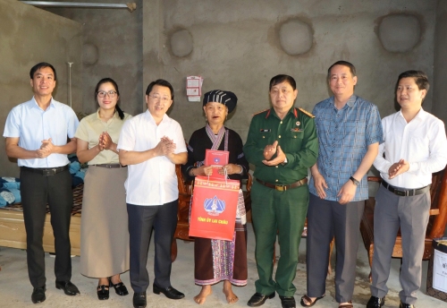 Đồng chí Sùng A Hồ - Phó Bí thư Tỉnh ủy, Trưởng Đoàn đại biểu Quốc hội tỉnh thăm, tặng quà các gia đình chính sách, hộ nghèo tại hai xã: Khun Há và Bản Bo