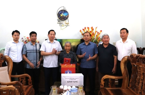 Chủ tịch UBND tỉnh Hà Quang Trung thăm, tặng quà gia đình người có công, hộ nghèo và kiểm tra tại Cửa khẩu Ma Lù Thàng