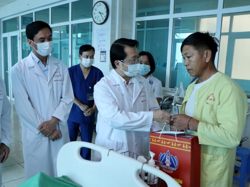 Trao 30 suất quà cho bệnh nhân có hoàn cảnh khó khăn