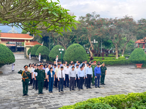 Đoàn đại biểu tỉnh viếng Nghĩa trang Liệt sĩ tỉnh và dâng hoaTượng đài Bác Hồ với đồng bào các dân tộc Lai Châu